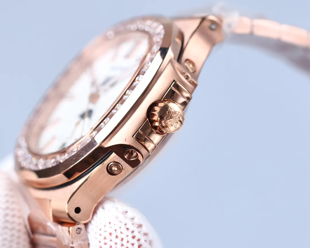 Patek Philippe Sporty Elegance Series 5726/1A-014 1. The structure of the case is the same as the original one. The hole on the case is beveled. When the screw is screwed in, it will move downward to tighten the front cover. The three-layer waterproof ring screw-in crown makes the case super waterproof. 2. The replica movement in the 3.0 era is modified to Cal.324 S QA LU 24 H movement 3. The steel strap has good texture, can be bent flexibly, and is comfortable to wear. It does not have the bending range of some versions on the market that is not enough to wear on small wrists, and the strap cannot be bent. The buckle is made of spring steel and has good elasticity. 4. Functions include three-hand time display, month and week calendar display, and moon phase 24h display. The functions are real and usable. The quick adjustment position of the month and week is different from other versions on the market and remains consistent with the original.